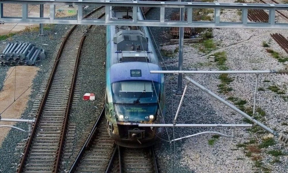 Έπεσε δέντρο στις γραμμές του τρένου στις Αφίδνες - Μεγάλες καθυστερήσεις